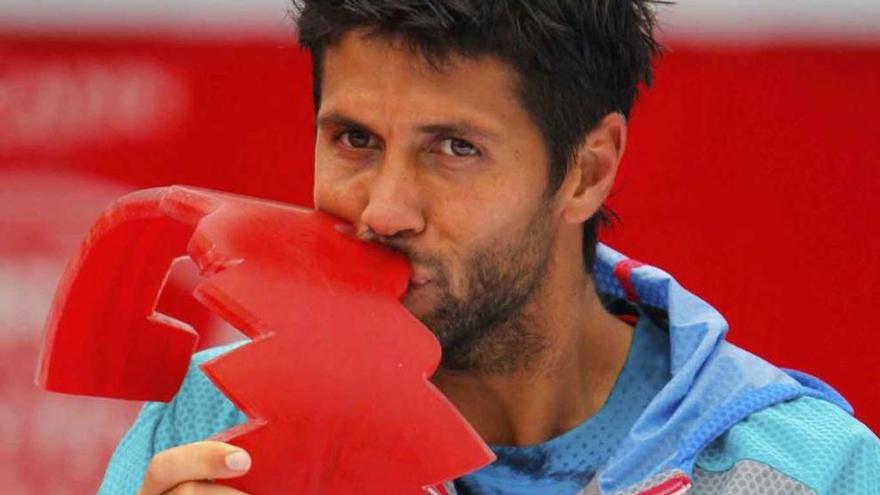 Verdasco besa el trofeo, ayer.