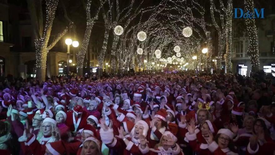 Más de 1.200 Papás Noel bailan en línea en el Born de Palma