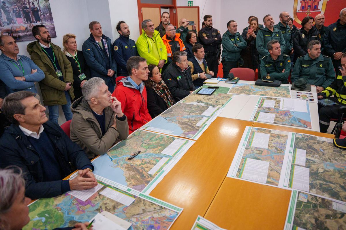 El presidente del Gobierno, Pedro Sánchez, en una visita al puesto de mando avanzado por el temporal situado en la localidad gaditana de San Roque.