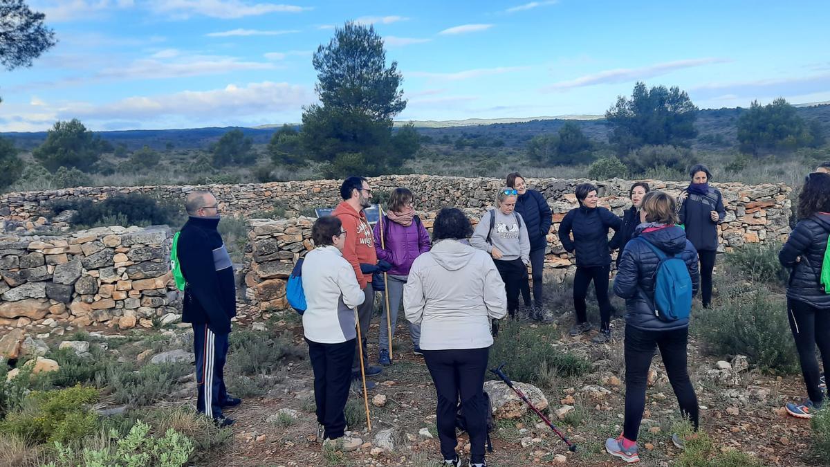 Explicación de los trabajos desarrollados en el Fuerte de las Pedrizas tras una ruta hasta el enclave.