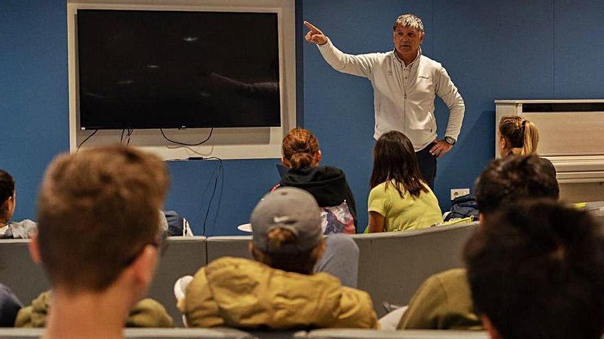 Toni Nadal impartió una charla de la final a los alumnos de la Academia