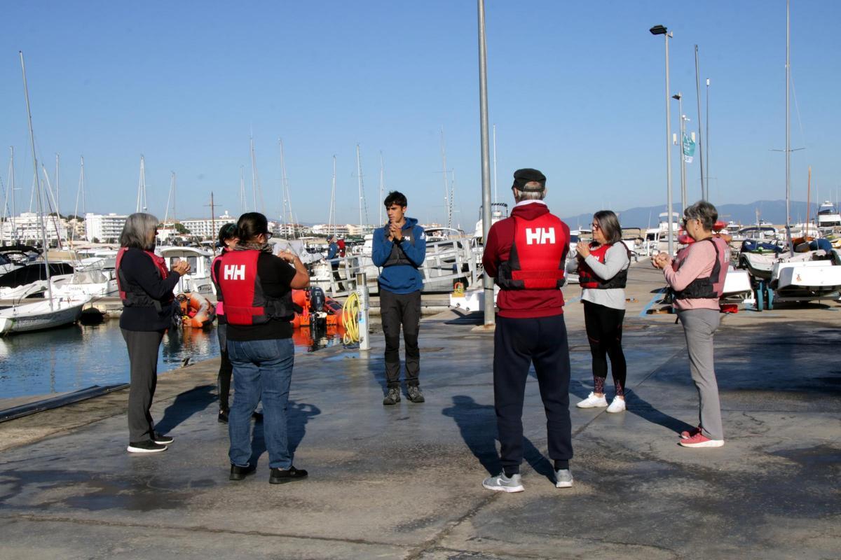 Els participants de l'activitat fent un escalfament abans de començar