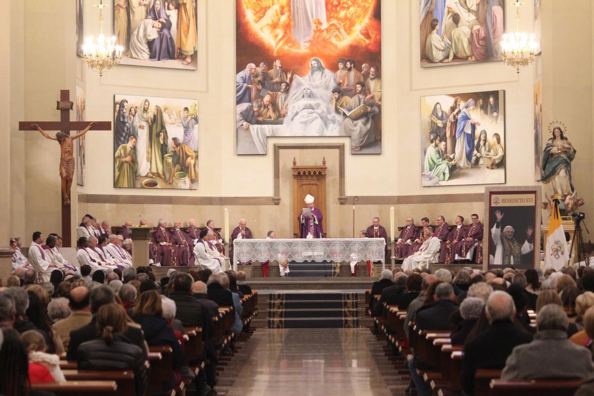 El Obispo preside la Misa Funeral por el eterno descanso del alma de Benedicto XVI.