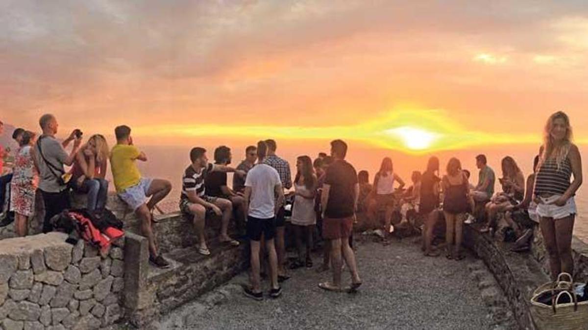 Turistas se agolpan para ver la puesta de sol en sa Foradada