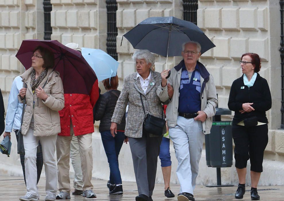 Hasta 4.000 turistas llegados en dos cruceros han pasado una jornada marcada por la lluvia este martes, durante su escala en la capital de la Costa del Sol