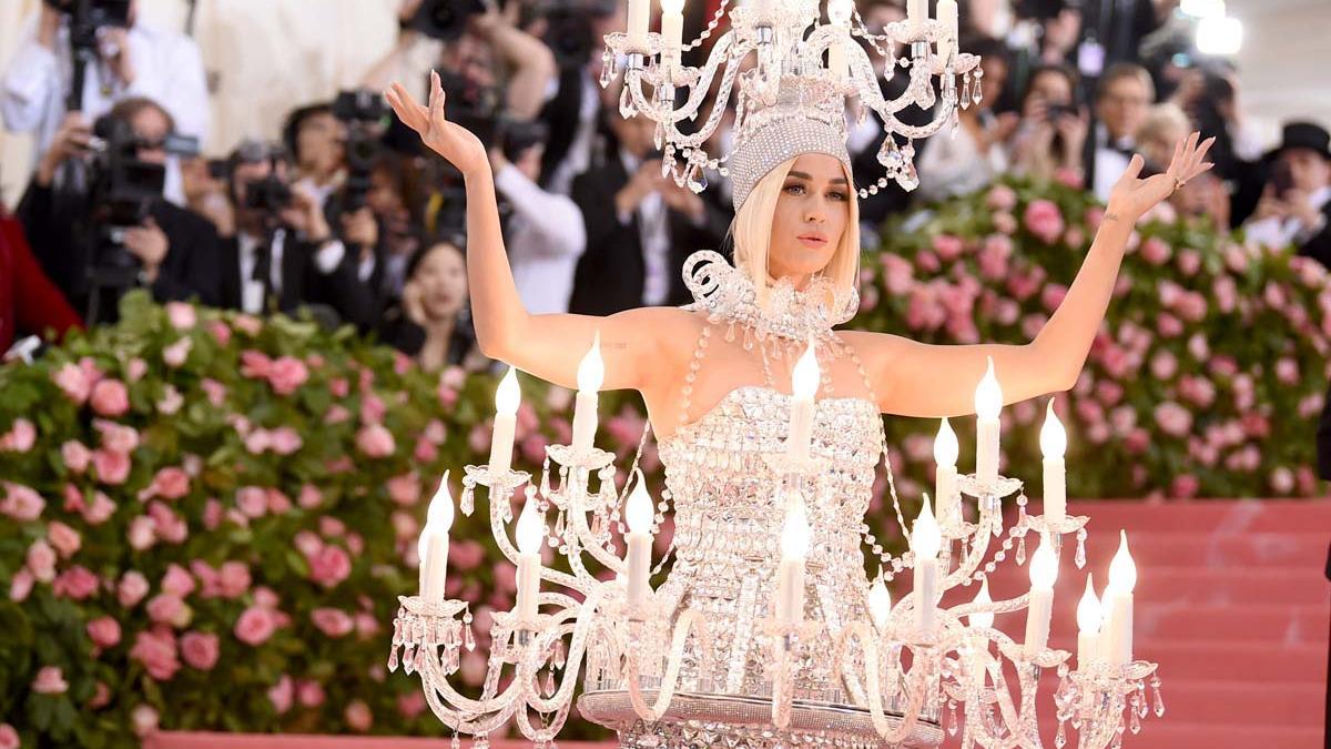 Katy Perry deslumbra en la gala MET 2019 con un traje lámpara de Moschino repleto de cristales de Swarovski