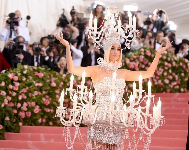 Katy Perry deslumbra en la gala MET 2019 con un traje lámpara de Moschino repleto de cristales de Swarovski