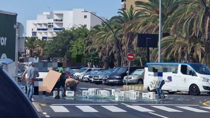 Un camión &#039;hace aguas&#039; en Tenerife: pierde su carga y llena la vía de botellas rotas