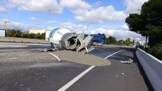 Un camión pierde la cuba de hormigón en la entrada a la Vía de Cintura