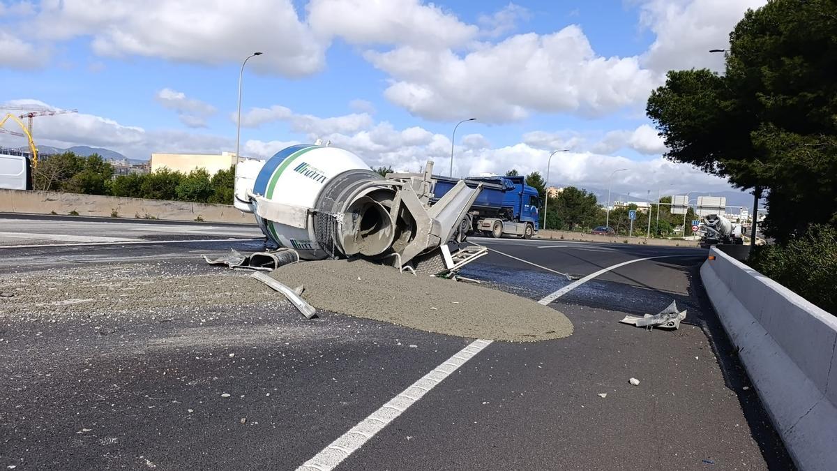 Un camión pierde la cuba de hormigón en la entrada a la Vía de Cintura Un camión pierde la cuba de hormigón en la entrada a la Vía de Cintura