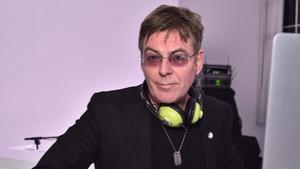 En esta foto de archivo tomada el 25 de octubre de 2014, el músico Andy Rourke pincha en LilySarahGrace Presents Color Outside The Lines en la ciudad de Nueva York. Rourke, bajista de la banda británica The Smiths, murió a la edad de 59 años, anunció su compañero de banda Johnny Marr el 19 de mayo de 2023, elogiando el fallecimiento de un alma amable y hermosa.