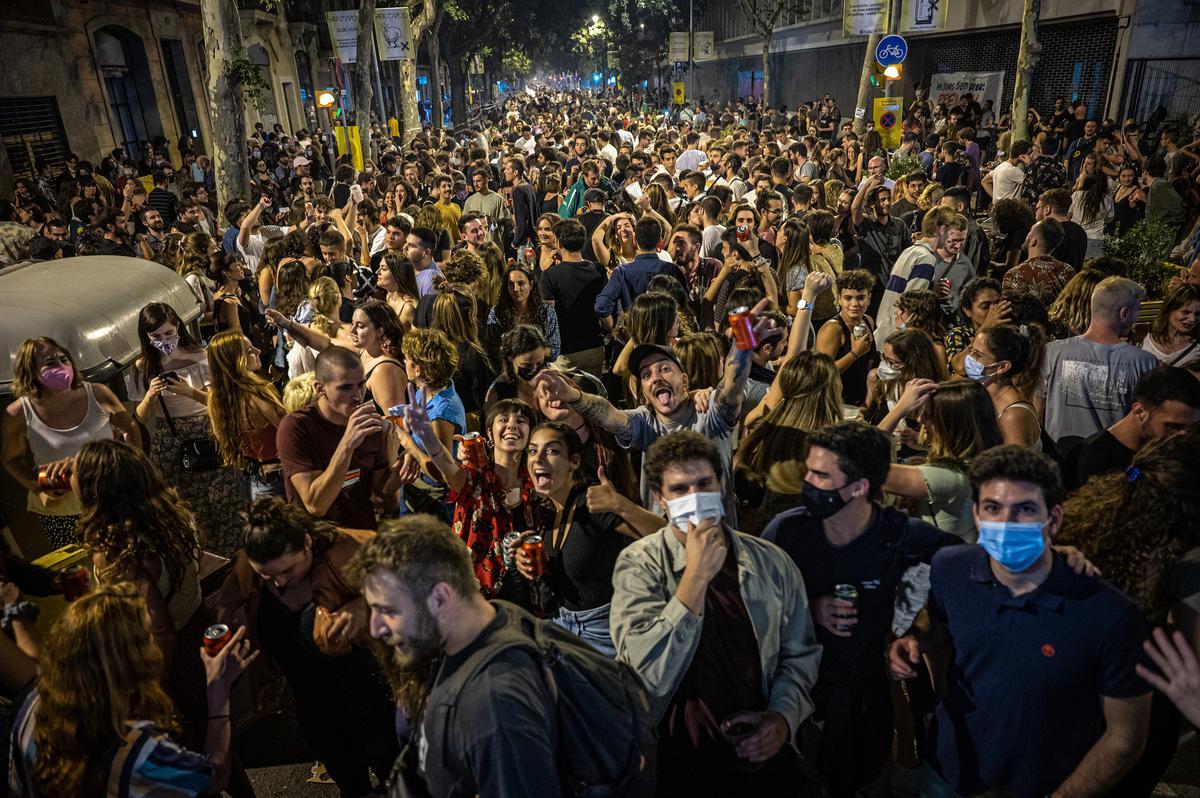 Ambiente en el cruce de Consell de Cent con Viladomat, durante la verbena de Sant Joan.