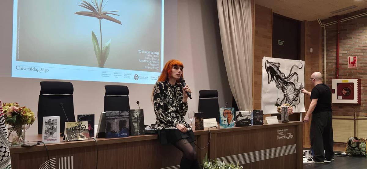 La poeta Blanca Trigo ofreció una charla recital mientras Ramón Trigo pintaba en directo.