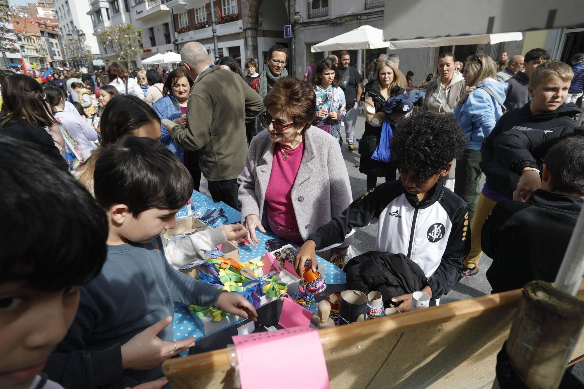 EN IMÁGENES: Así ha sido el mercadillo escolar de Avilés para recaudar dinero para su viaje de estudios