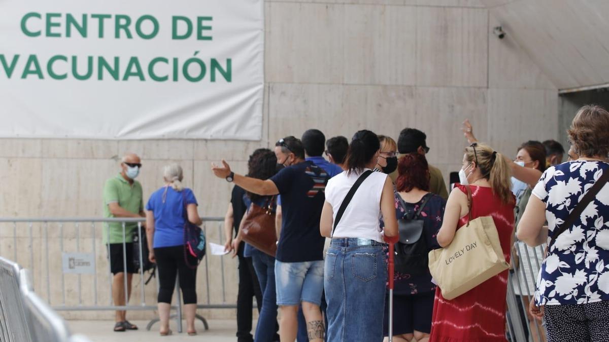 Cacereños aguardan a ser vacunados, este lunes, en el Palacio de Congresos de Cáceres.