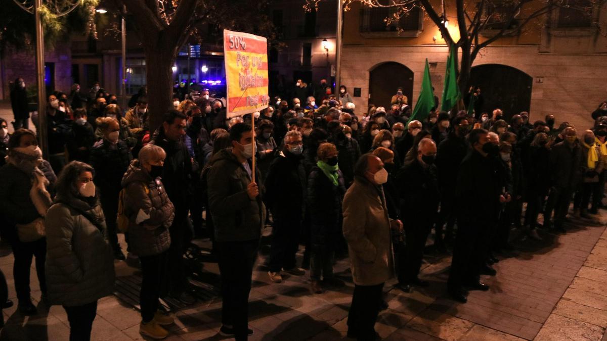 Els manifestants en l&#039;acció contra la sentència del TSJC que fixa l&#039;obligatorietat d&#039;impartir el 25% de les classes en castellà a Vila-seca i d&#039;un participant amb un cartell a favor del castellà. Imatge del 10 de gener del 2022 (Horitzontal).