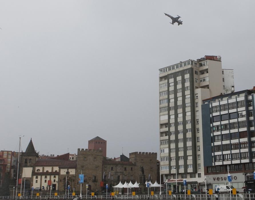 Ensayo de los aviones y helicópteros que participarán en el Festival Aéreo de Gijón