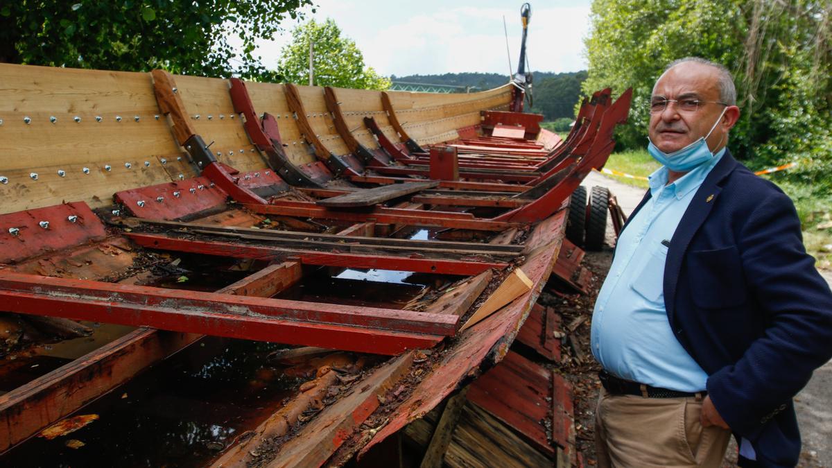 Alberto García, supervisando la reforma del drakkar &quot;Torres de Oeste&quot;.