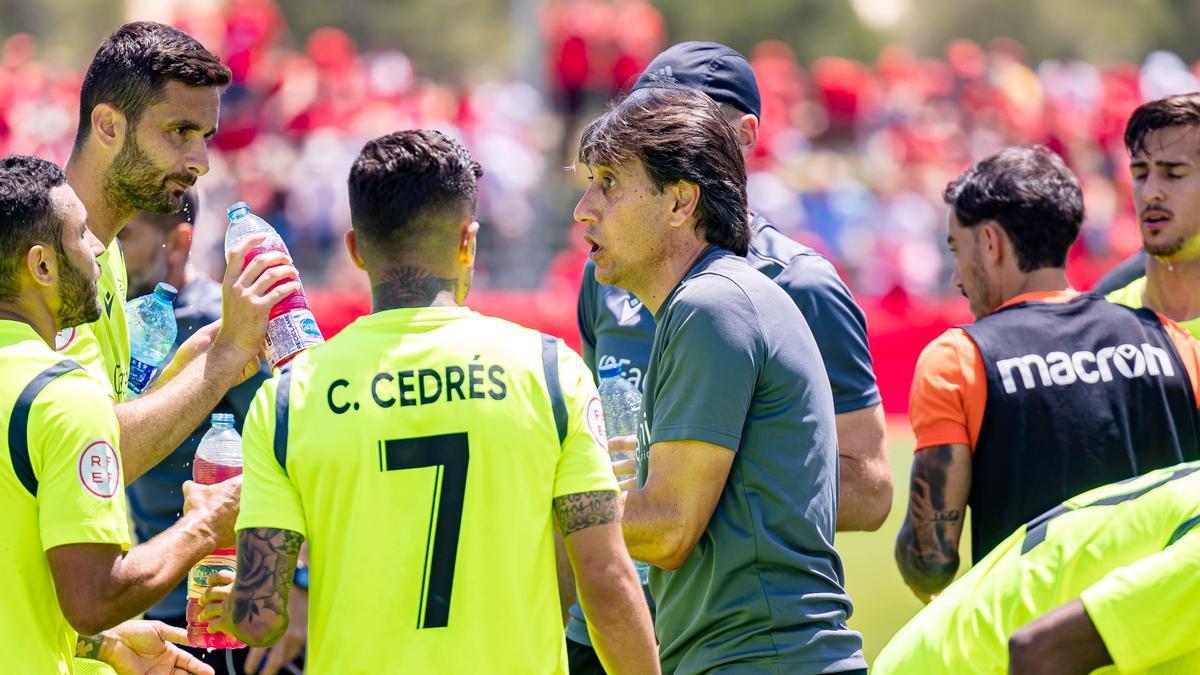 Siviero da órdenes a sus jugadores durante una pausa para la hidratación