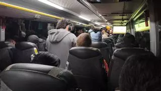 El "calvario" de la línea de bus del Port de Sagunt-València en horas punta: Años de viajar de pie y esperas obligadas llevan a anunciar otro refuerzo
