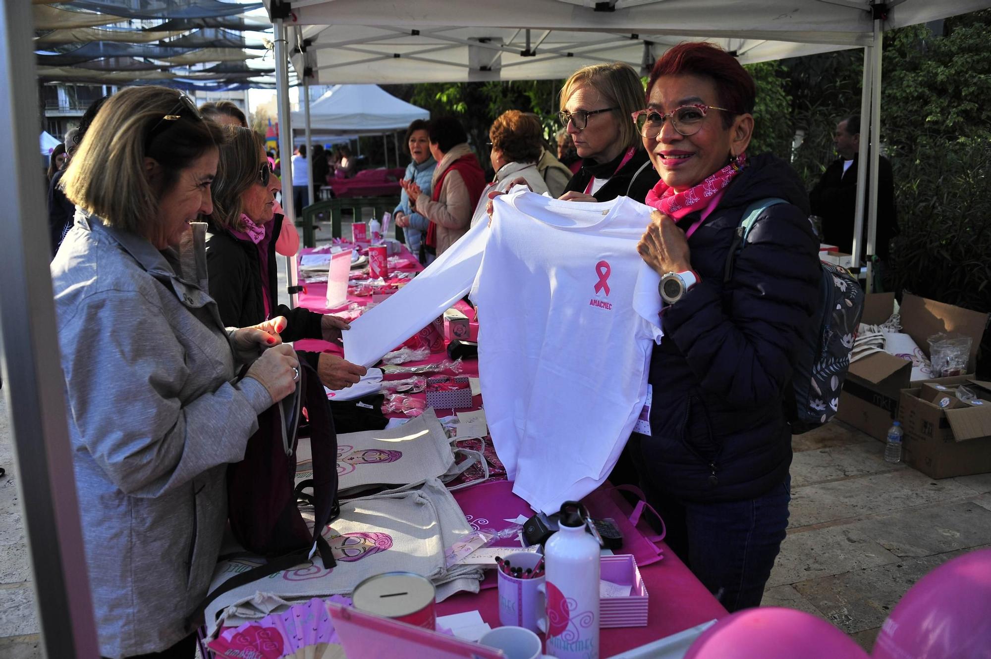 Una marea rosa imparable contra el cáncer de mama en Elche