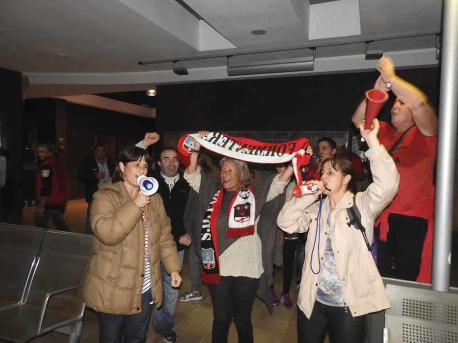 Un centenar de personas reciben al Formentera en el puerto de la Savina tras su éxito en la Copa del Rey.