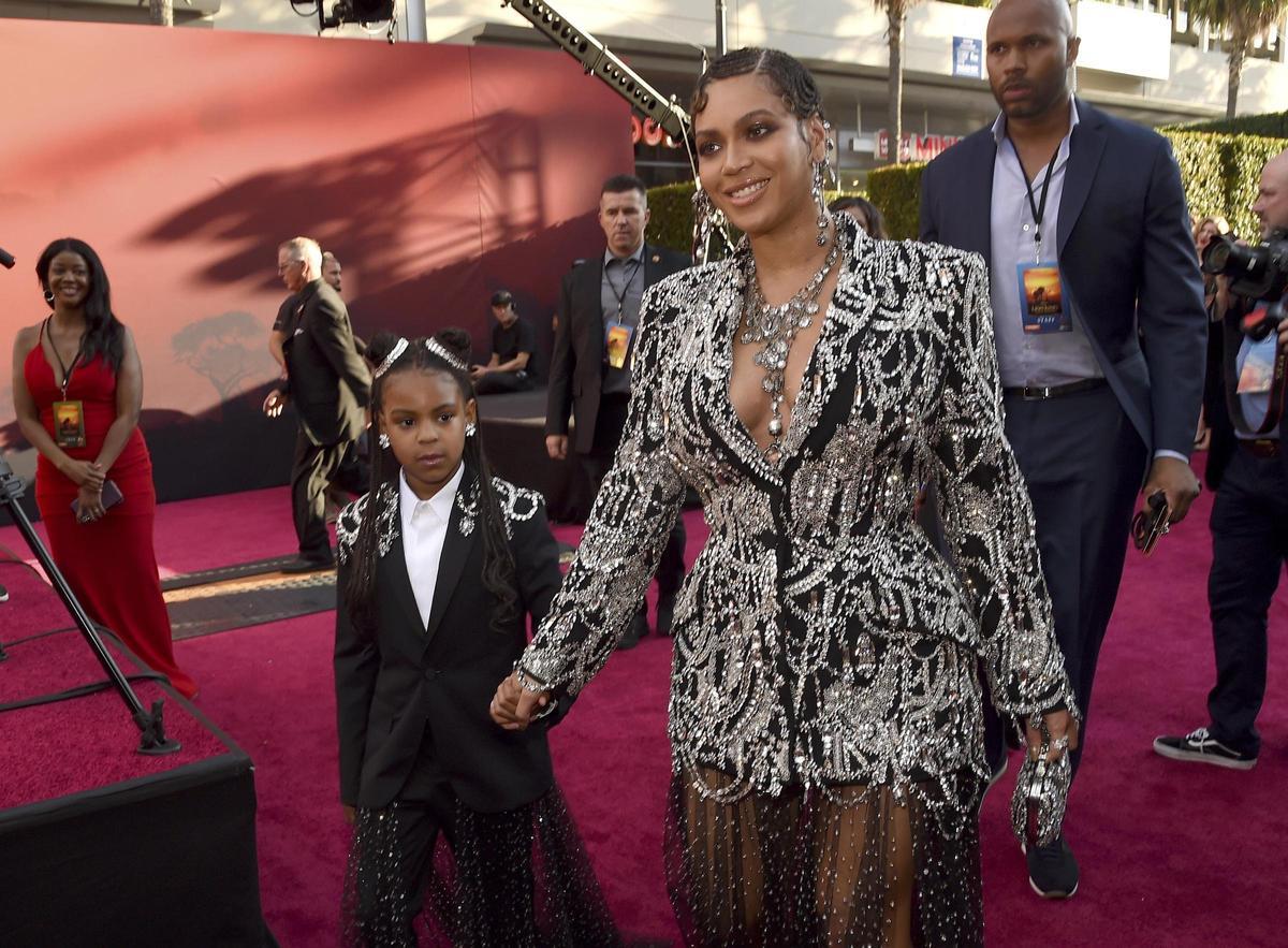 Beyoncé with Blue Ivy in the presentation of 'The Lion King'