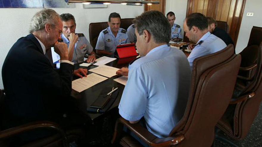 El ministro Pedro Morenés sigue desde Gando el dispositivo de búsqueda de los militares.