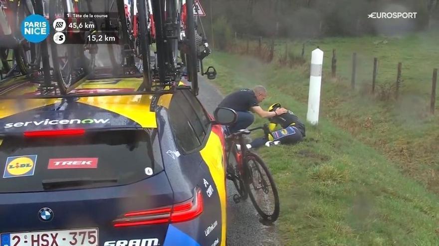 Juan Ayuso, en el suelo y retorciéndose de dolor tras una dura caída