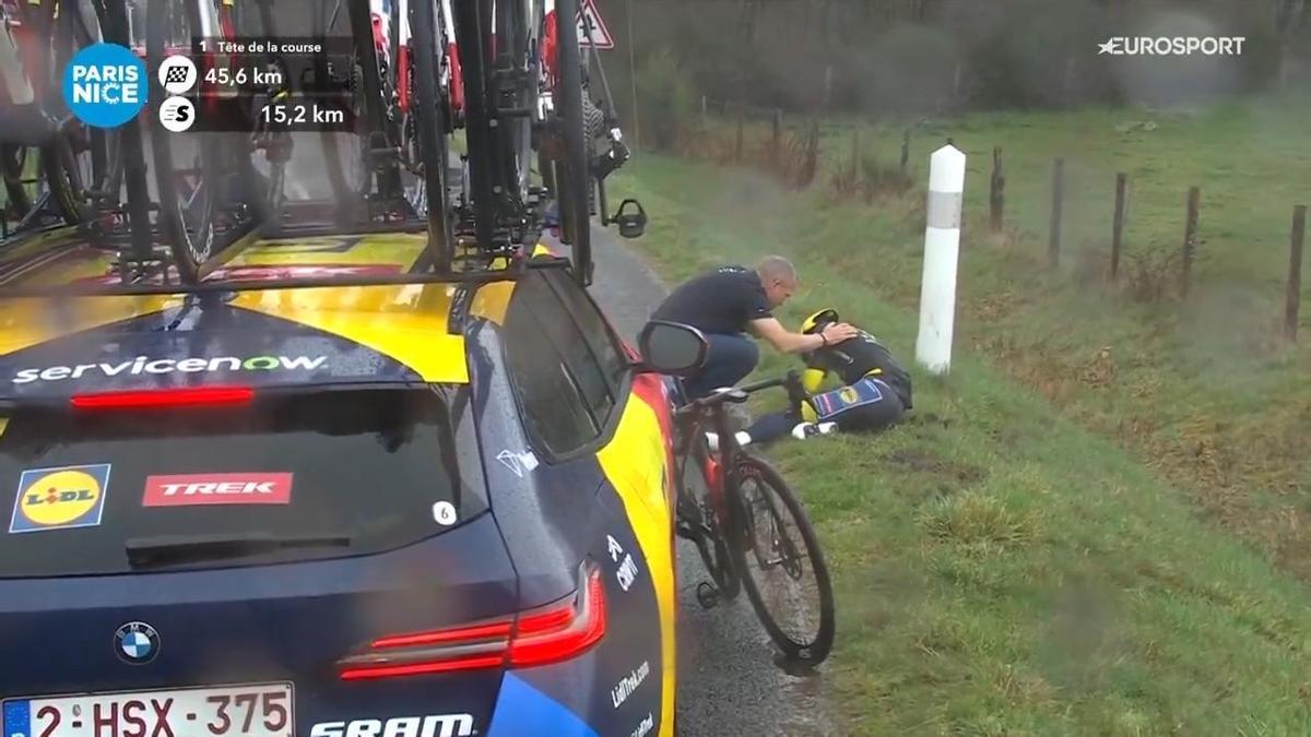 Juan Ayuso, en el suelo y retorciéndose de dolor tras una dura caída