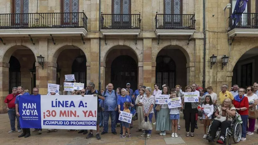 Los vecinos de La Manjoya, en Oviedo, piden la línea A cada 30 minutos: "No pueden estar 1.500 habitantes con una línea cada hora"