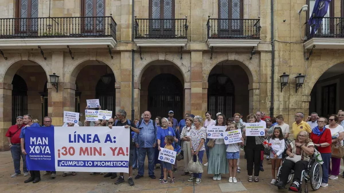 Los vecinos de La Manjoya, en Oviedo, piden la línea A cada 30 minutos: "No pueden estar 1.500 habitantes con una línea cada hora"