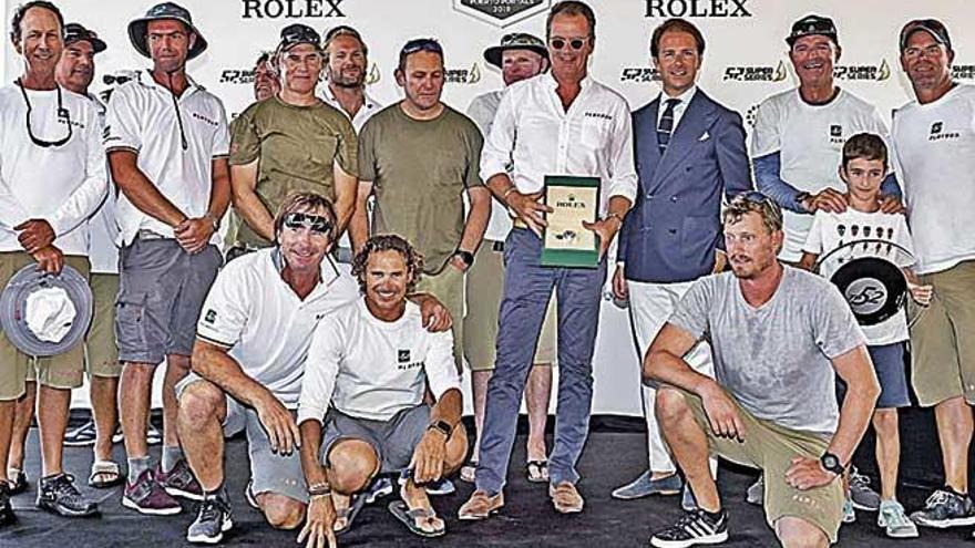 Los tripulantes del &#039;Platoon&#039; posan con el premio en el podio.