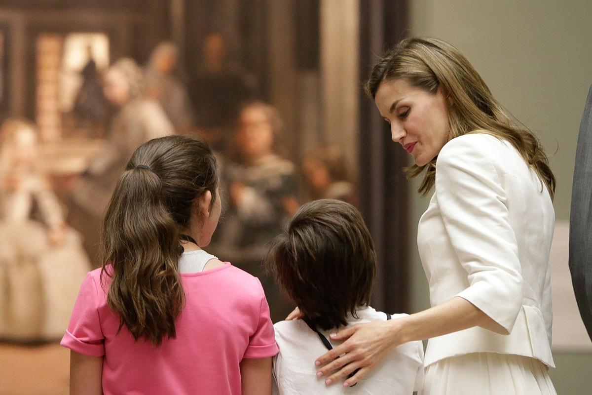 Letizia Ortiz y unas niñas frente al cuadro Las Meninas