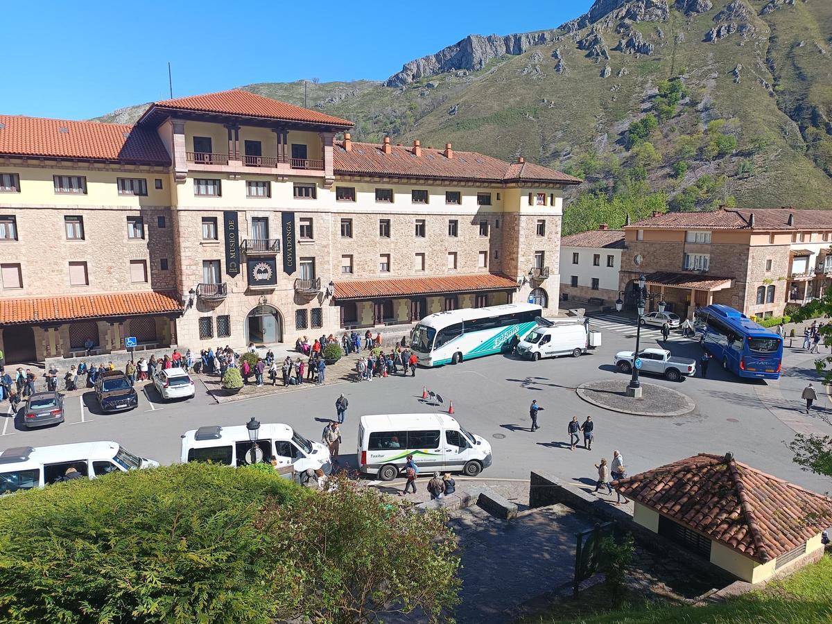 La explanada de la basílica de Covadonga, con lanzaderas y taxis.