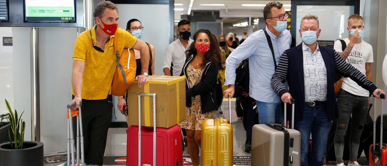 Los primeros británicos libres de cuarentena empezaron a llegar ayer al aeropuerto de Palma.