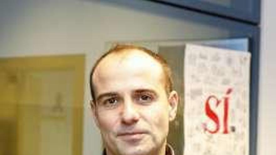 César González.