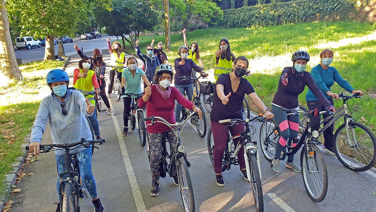 Las participantes en el curso ayer en el parque