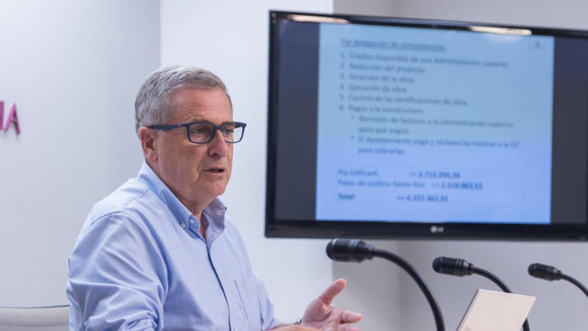 Salvador Gregori, concejal de Economía y Hacienda de Gandia, durante su comparecencia