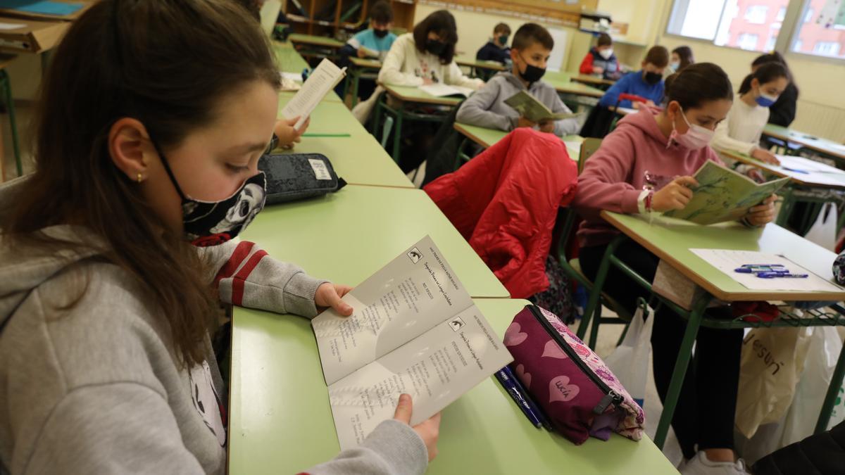 Alumnos leyendo poemas en el Antonio Machado.