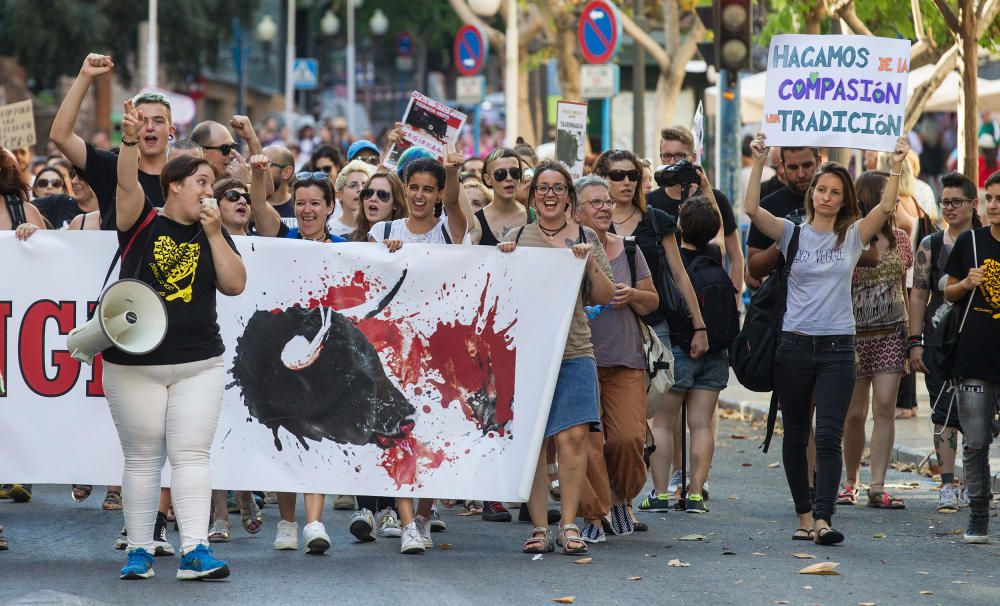 La manifestación organizada por la Asociación Animalista arrancó en la Plaza de la Estrella, finalizando en la Plaza del Ayuntamiento