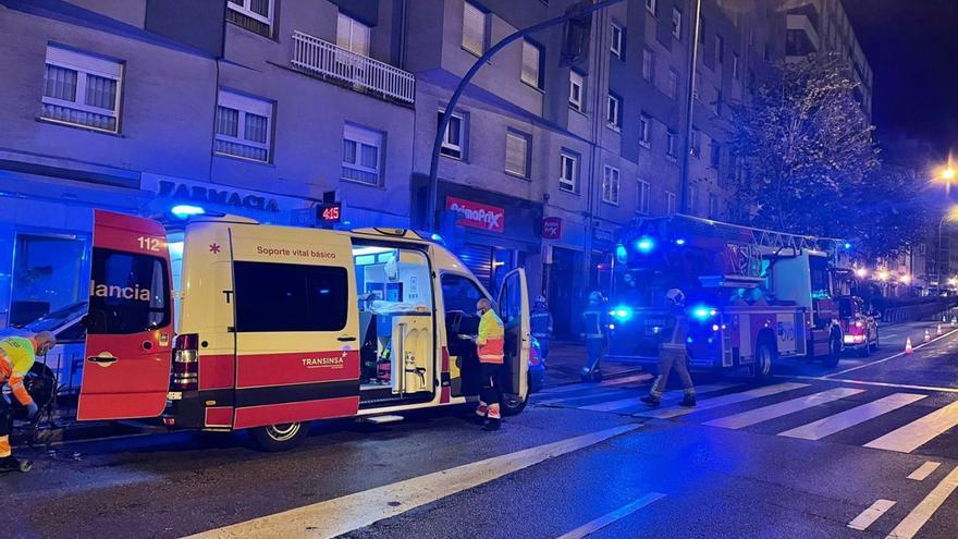 Heridos un hombre y su hija en Oviedo al apagar un fuego en su piso de la avenida de Santander