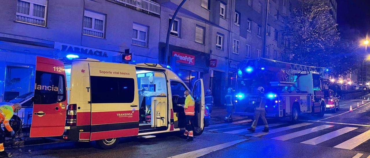 Vehículos sanitarios y de bomberos, en la zona del incendio, en la madrugada del ayer. | LNE