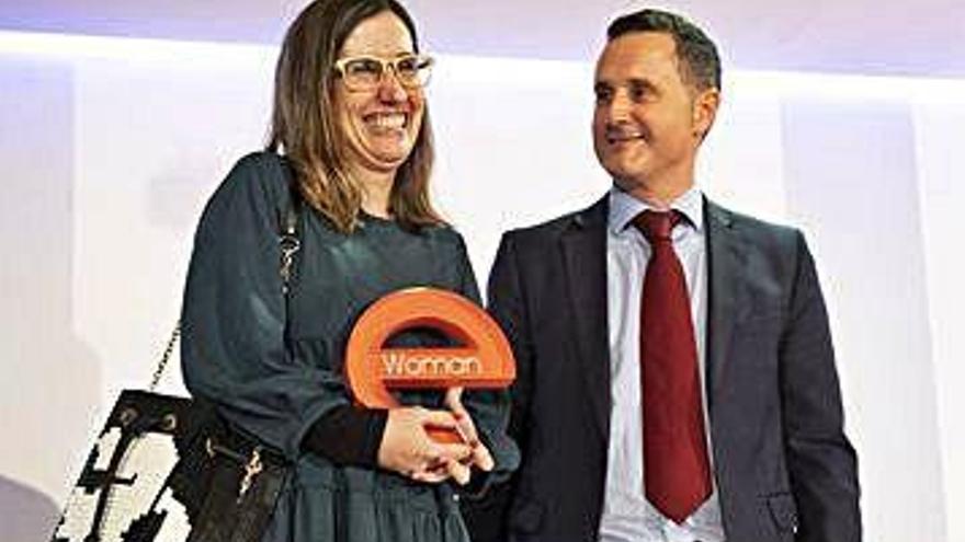 Paloma Hernández Tamame recibe el premio entregado por Nicolás Esmorís, gerente de Aquona.