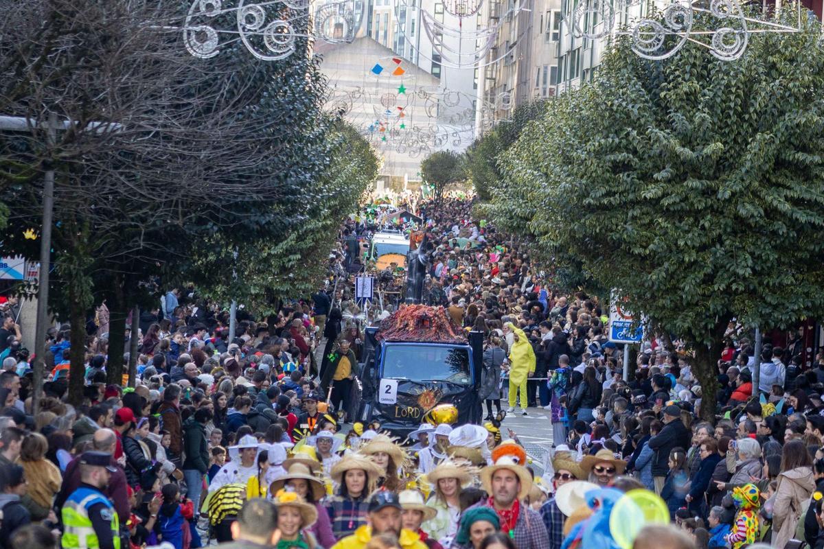 Vintedúas comparsas e dez carrozas: Santiago celebra o día grande do seu Entroido
