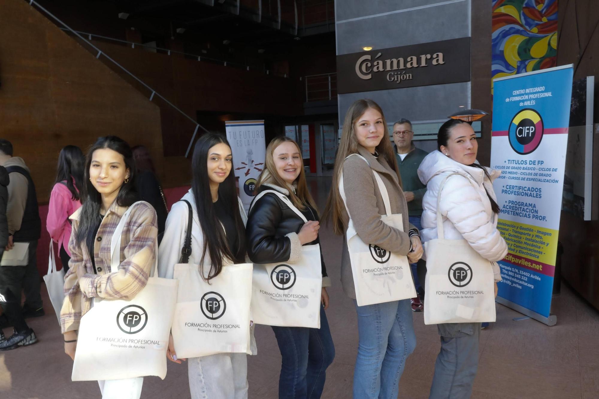 La jornada de orientación en el recinto ferial Luis Adaro para jóvenes, en imágenes