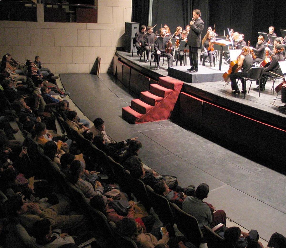 Año 2003. La Oex durante un concierto en el teatro López de Ayala de Badajoz.