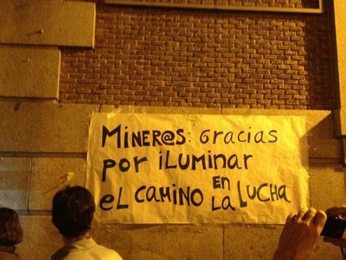 Pancarta amb el missatge: ’Miners gràcies per il·luminar el camí per la lluita’.