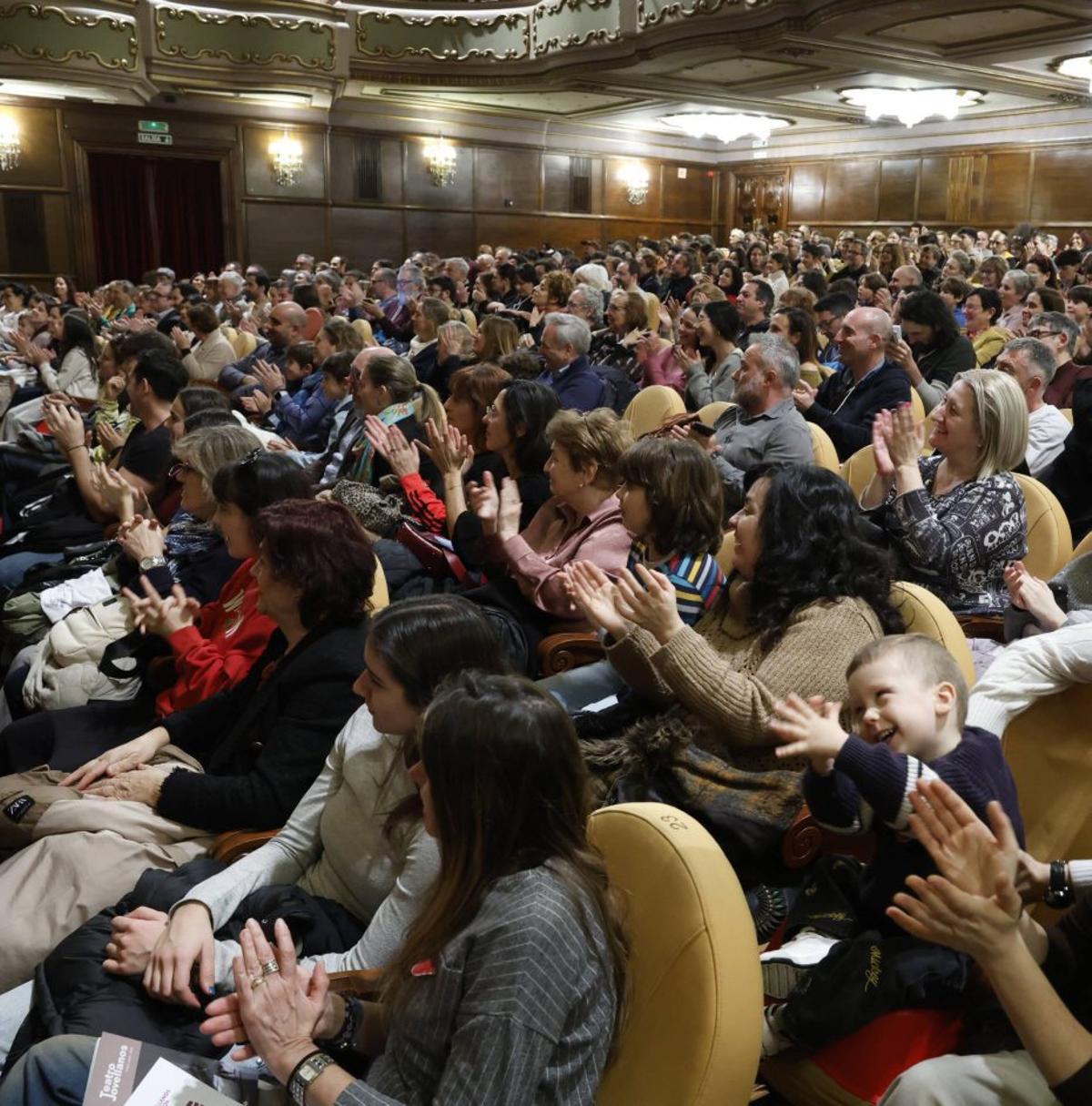 Vista general del público aplaudiendo a los actores. | ÁNGEL GONZÁLEZ