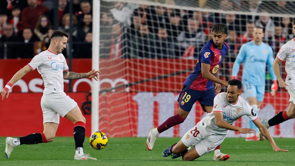 Lamine Yamal, en una acción del Sevilla - Barcelona